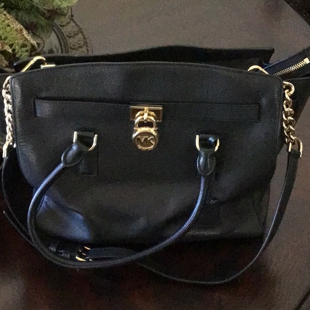 💕Gorgeous Michael Kors Tote/Handbag. Black with gold hardware.💕 - Picture 4 of 9